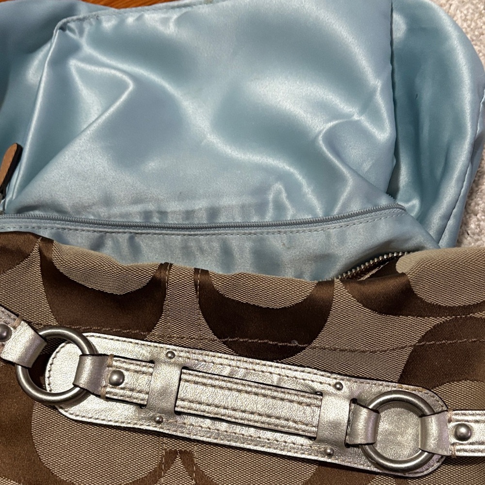 No call outs like newCoach Carly Hobo should bag. Bag was released 2006-2007. - Picture 15 of 16